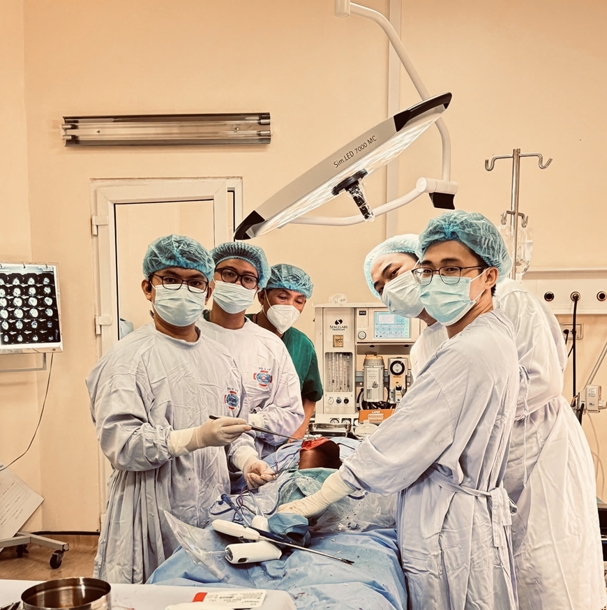 Bệnh viện K: Lần đầu tiên phẫu thuật thay khớp gối bản lề tăng trưởng cho bệnh nhi mắc ung thư xương đùi