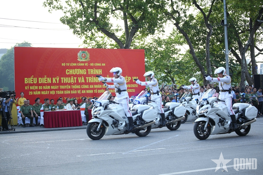 Người dân Thủ đô trầm trồ trước màn trình diễn nghiệp vụ của các chiến sĩ Công an