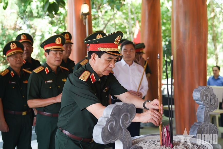 Đại tướng Phan Văn Giang dự các hoạt động về nguồn của Bộ Tổng Tham mưu tại ATK Định Hóa