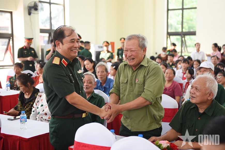 Thượng tướng Phùng Sĩ Tấn dự lễ khánh thành, bàn giao công trình trường học tại ATK Định Hóa, Thái Nguyên