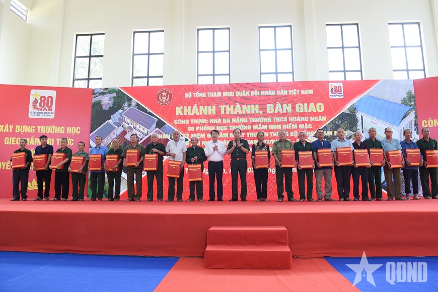 Thượng tướng Phùng Sĩ Tấn dự lễ khánh thành, bàn giao công trình trường học tại ATK Định Hóa, Thái Nguyên