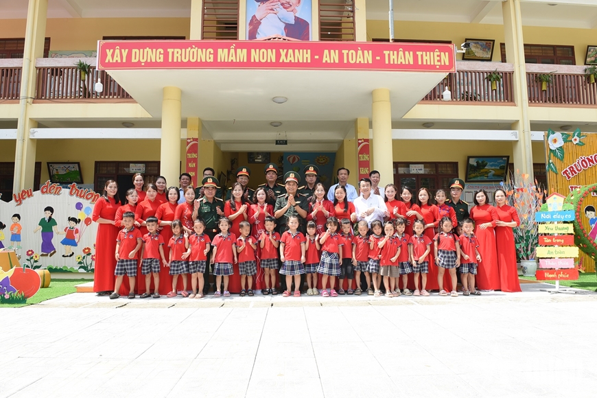 Thượng tướng Phùng Sĩ Tấn dự lễ khánh thành, bàn giao công trình trường học tại ATK Định Hóa, Thái Nguyên