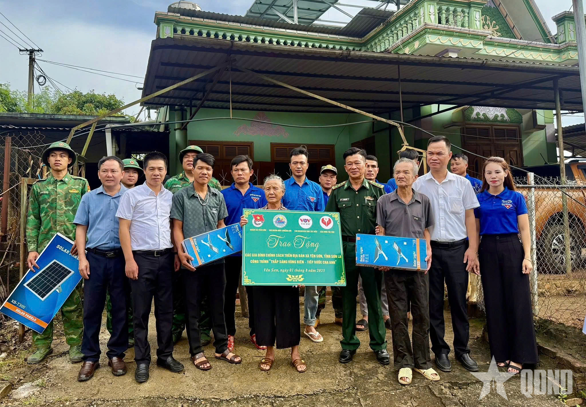 “Thắp sáng vùng biên - Tiếp bước cha anh”