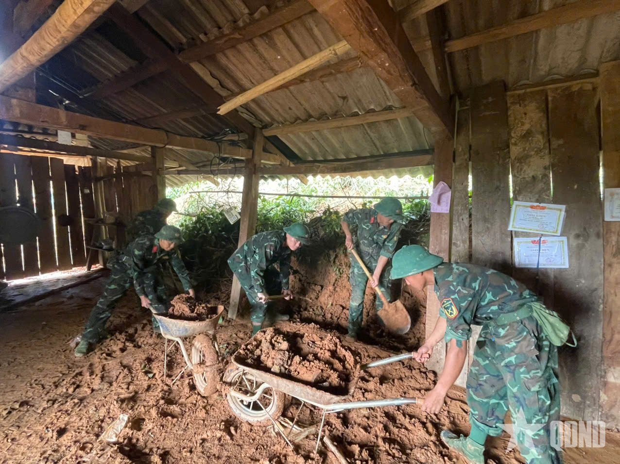 Điện Biên: Hàng trăm cán bộ, chiến sĩ giúp dân khắc phục hậu quả mưa lũ