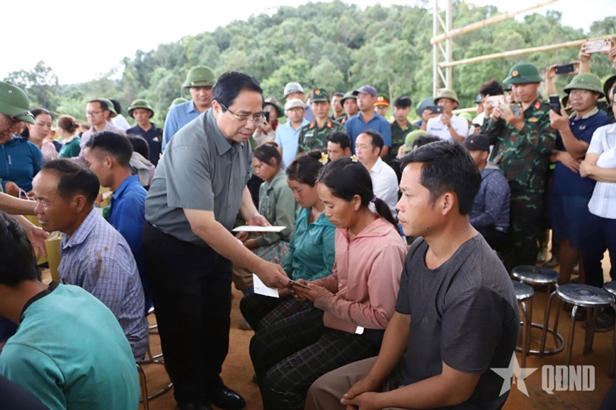 Thủ tướng Phạm Minh Chính tới thăm, động viên nhân dân bị thiệt hại do mưa lũ ở Điện Biên