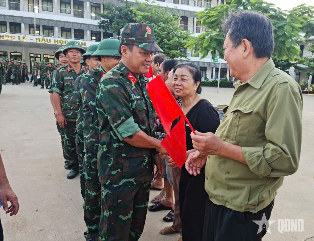 Xúc động ngày chia tay bộ đội cứu nạn ở xã Mường Xén, tỉnh Nghệ An