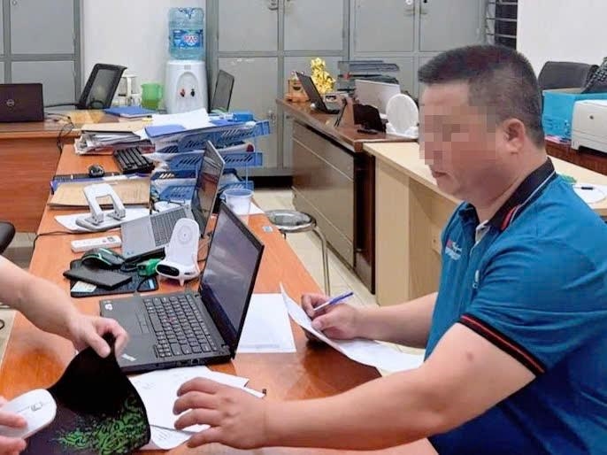Khẩn trương xác minh người đàn ông rút chìa khóa xe khách trên Vành đai 3