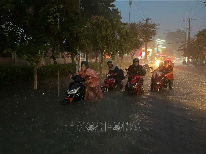 TP Hồ Chí Minh: Nhiều tuyến đường bị ngập nặng sau cơn mưa lớn
