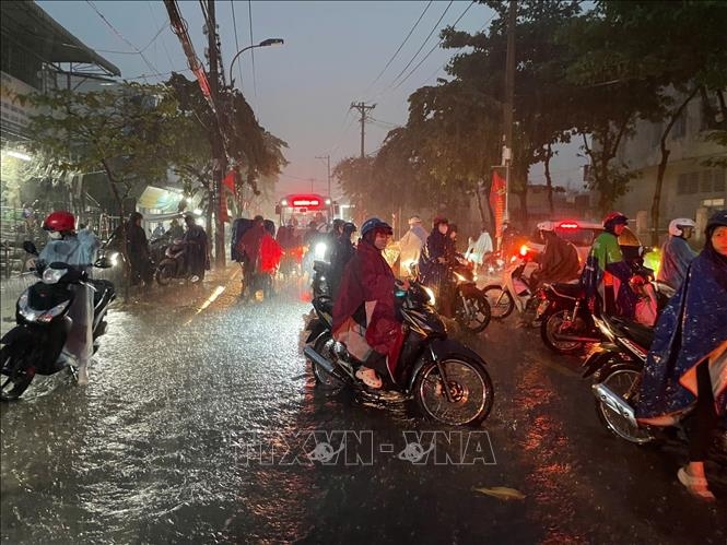TP Hồ Chí Minh: Nhiều tuyến đường bị ngập nặng sau cơn mưa lớn