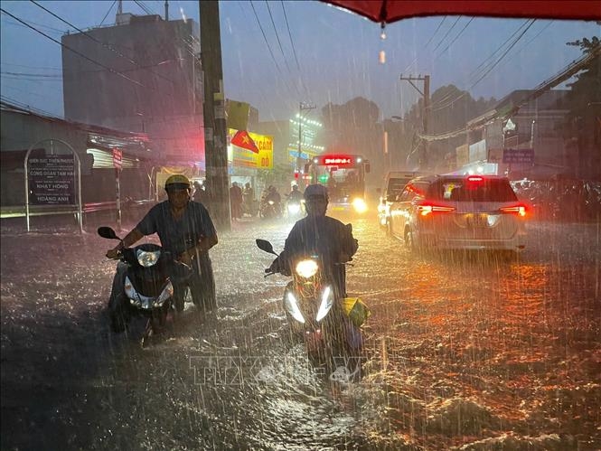 TP Hồ Chí Minh: Nhiều tuyến đường bị ngập nặng sau cơn mưa lớn