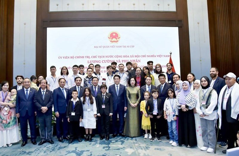 Chủ tịch nước Lương Cường gặp gỡ cán bộ, nhân viên Đại sứ quán và cộng đồng người Việt Nam tại Ai Cập