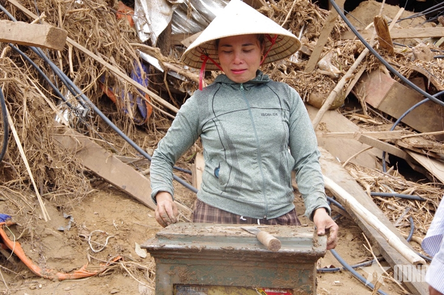 Nghệ An: Bộ đội tìm thấy két sắt bị lũ vùi lấp, trả lại cho người dân