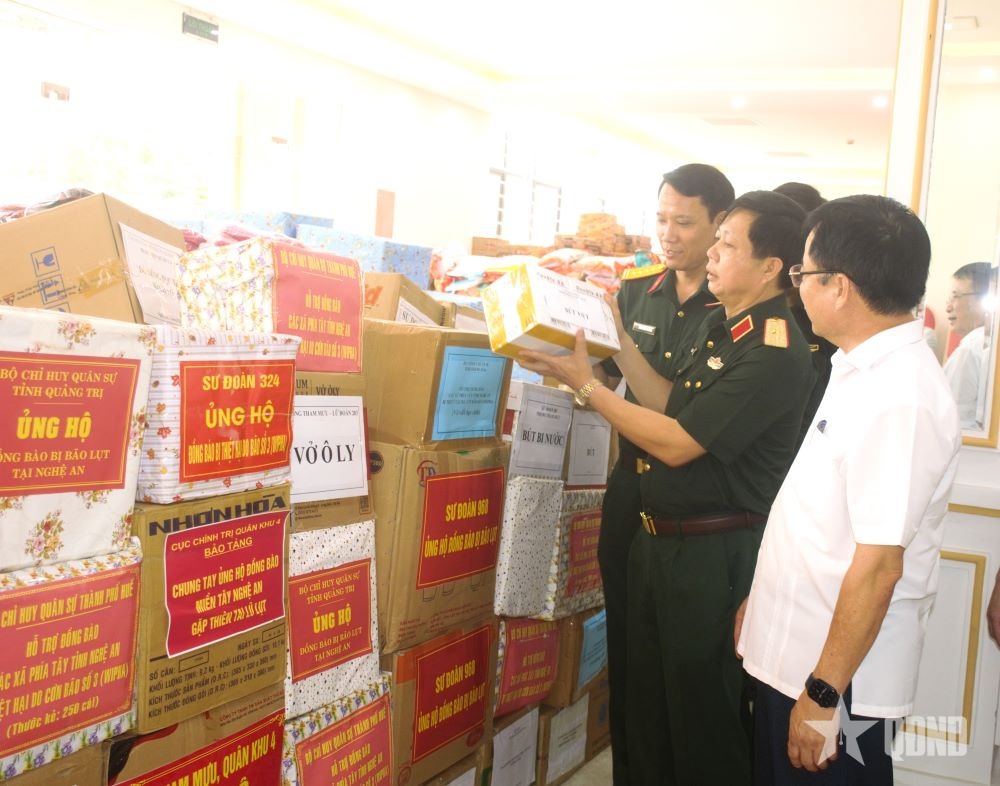 Quân khu 4 ủng hộ bà con vùng lũ tỉnh Nghệ An hơn 2 tỷ đồng 