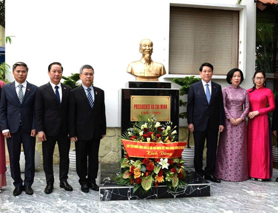 Chủ tịch nước Lương Cường đặt vòng hoa tại Bia tưởng niệm trên Đại lộ Hồ Chí Minh ở Luanda