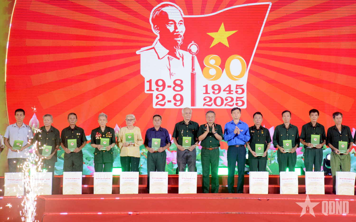 Thượng tướng Lê Quang Minh dự chương trình “Phất cao cờ hồng Tháng Tám” tại Trung đoàn 148