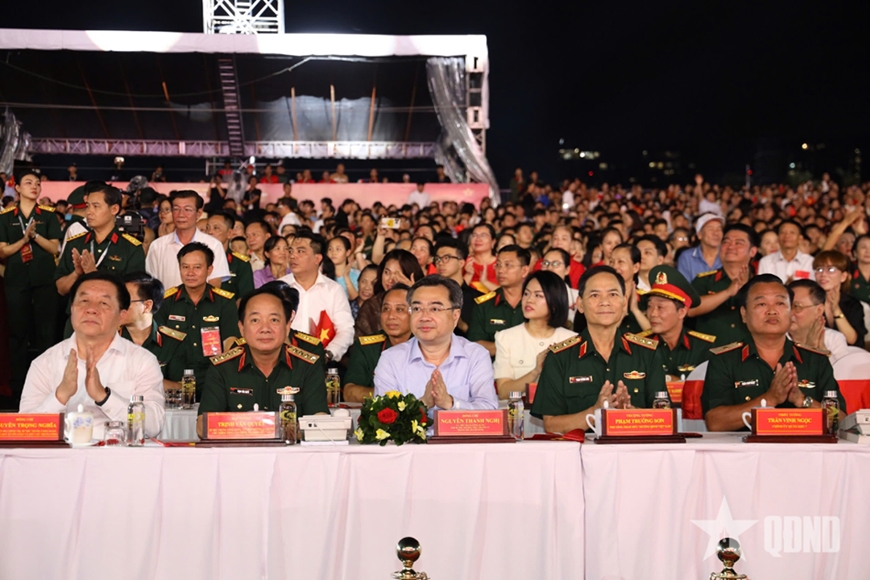 Tổng Bí thư Tô Lâm dự chương trình “Dưới cờ vinh quang”