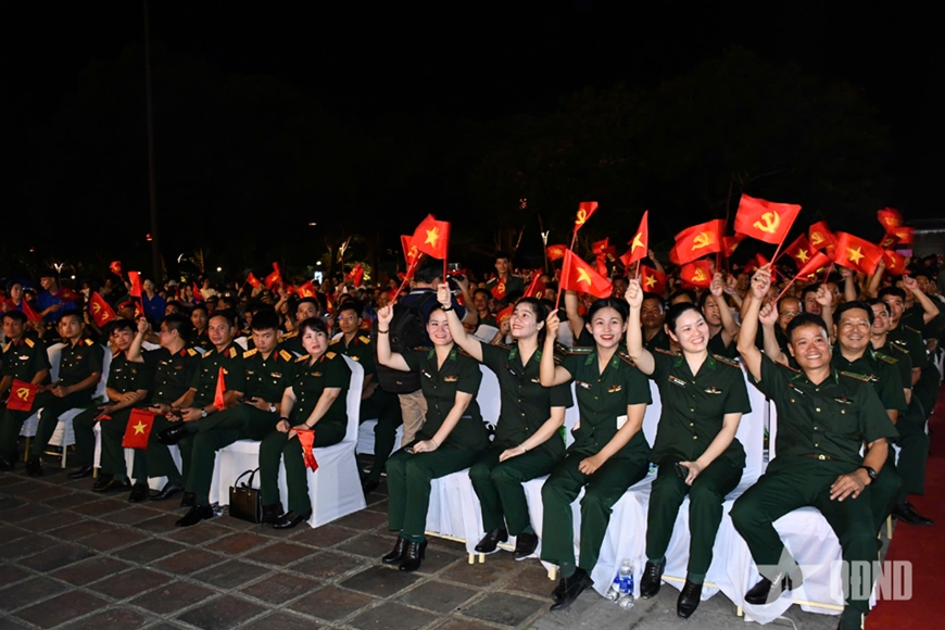 Tổng Bí thư Tô Lâm dự chương trình “Dưới cờ vinh quang”