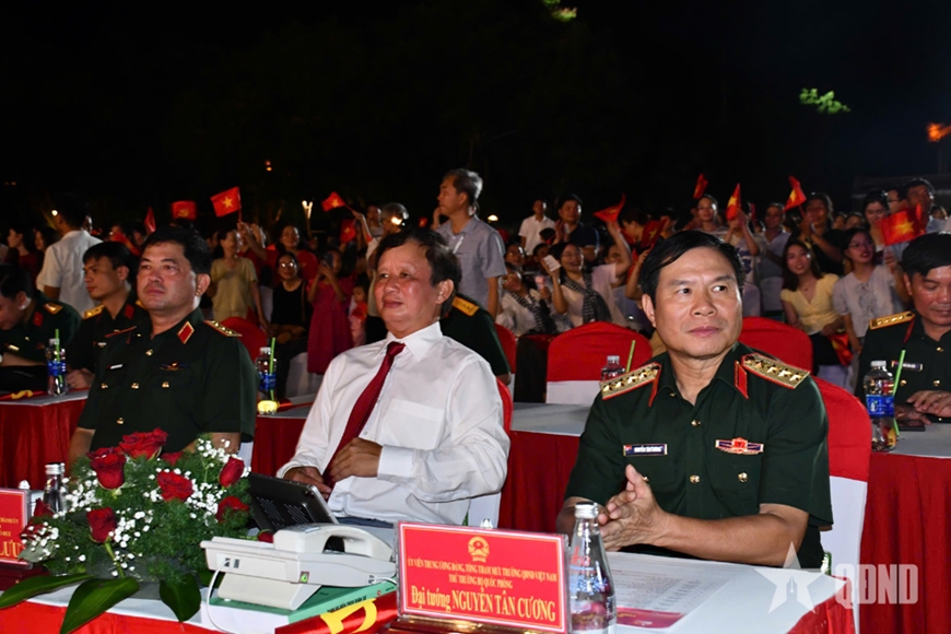 Tổng Bí thư Tô Lâm dự chương trình “Dưới cờ vinh quang”