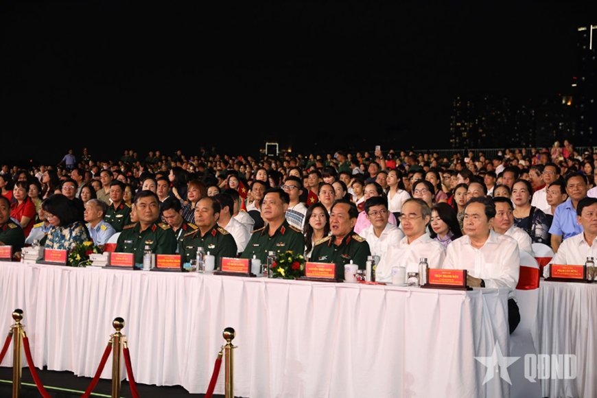 Tổng Bí thư Tô Lâm dự chương trình “Dưới cờ vinh quang”