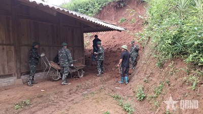 Gallery - 	Bộ đội sát cánh cùng đồng bào vùng lũ Điện Biên