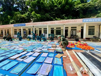 Gallery - 	Bộ đội đội nắng giúp các trường học sau mưa lũ, sẵn sàng đón năm học