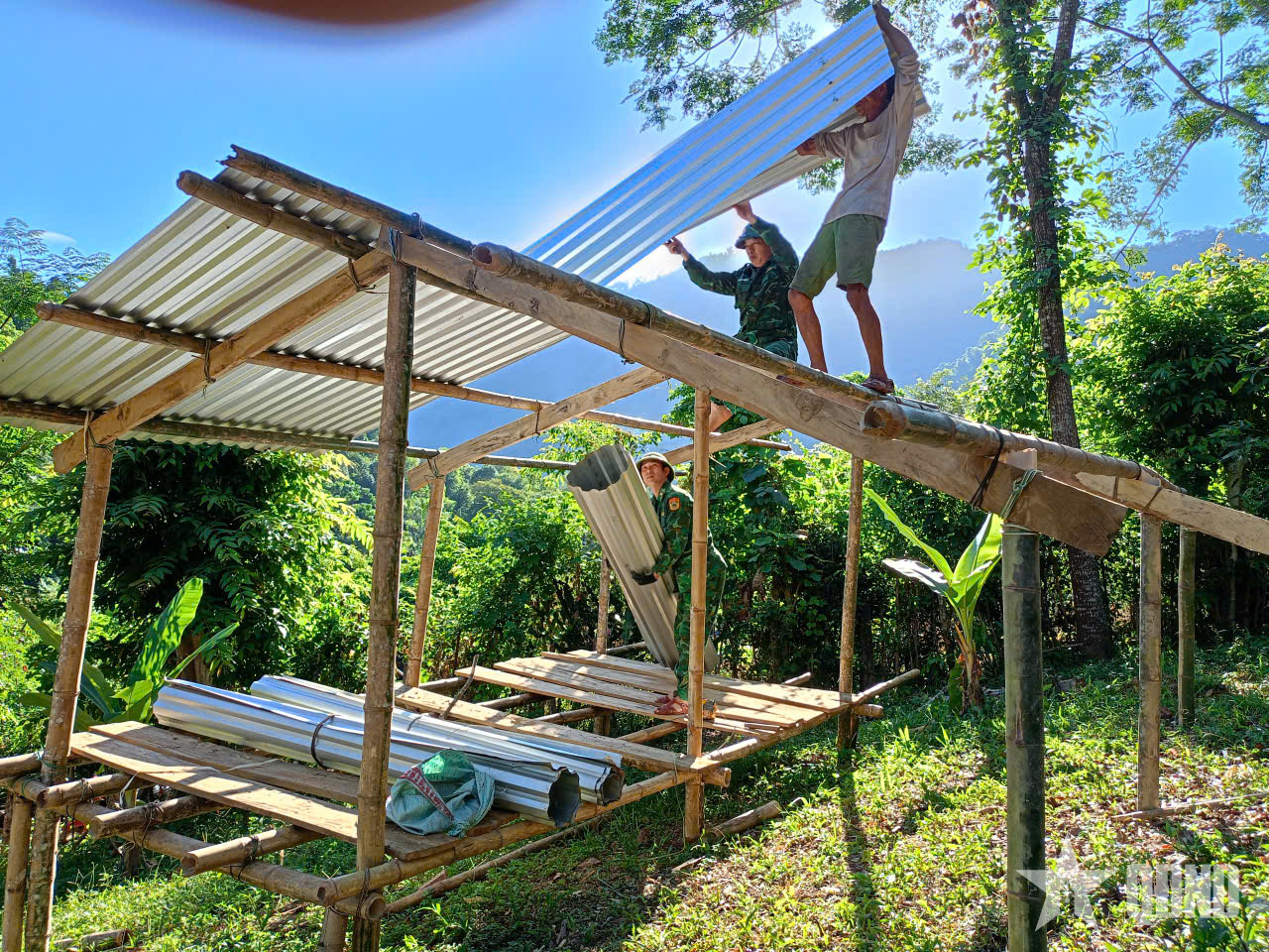 Dựng lại mái ấm sau lũ