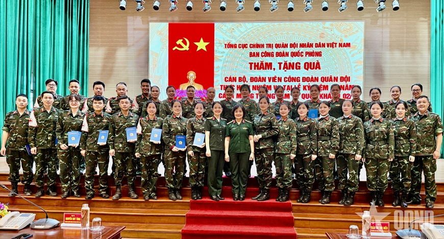 Ban Công đoàn Quốc phòng thăm, tặng quà đoàn viên công đoàn thực hiện nhiệm vụ diễu binh, diễu hành