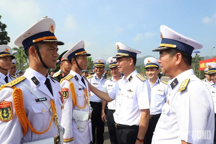 Chính ủy Hải quân thăm, động viên lực lượng diễu binh, diễu hành