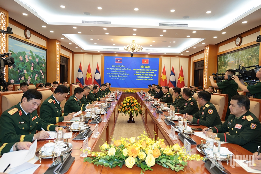 Đại tướng Trịnh Văn Quyết hội đàm với Chủ nhiệm Tổng cục Chính trị Quân đội nhân dân Lào