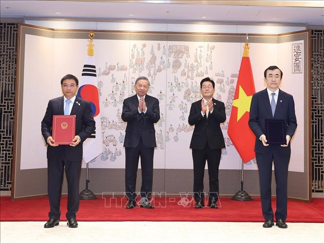 Tổng Bí thư Tô Lâm và Tổng thống Hàn Quốc Lee Jae Myung chứng kiến lễ trao các văn kiện hợp tác