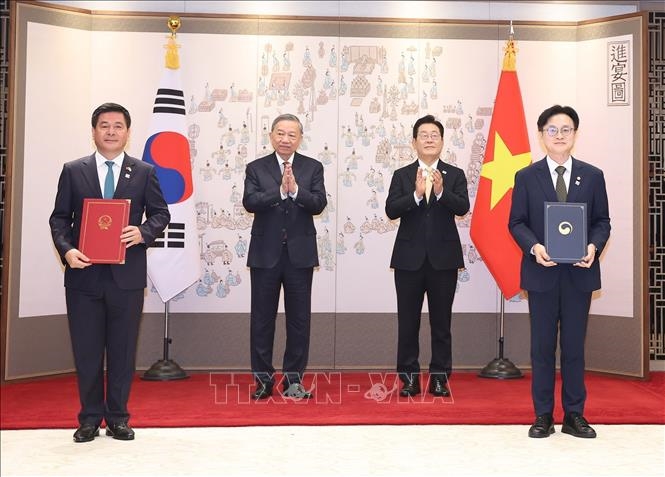 Tổng Bí thư Tô Lâm và Tổng thống Hàn Quốc Lee Jae Myung chứng kiến lễ trao các văn kiện hợp tác