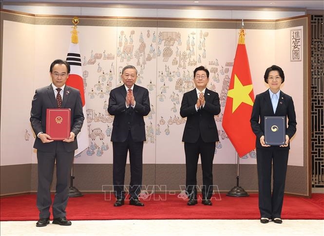 Tổng Bí thư Tô Lâm và Tổng thống Hàn Quốc Lee Jae Myung chứng kiến lễ trao các văn kiện hợp tác