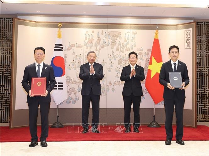 Tổng Bí thư Tô Lâm và Tổng thống Hàn Quốc Lee Jae Myung chứng kiến lễ trao các văn kiện hợp tác