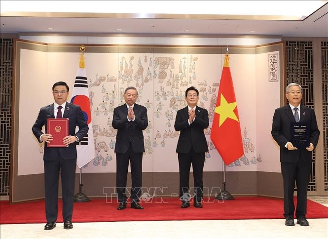 Tổng Bí thư Tô Lâm và Tổng thống Hàn Quốc Lee Jae Myung chứng kiến lễ trao các văn kiện hợp tác