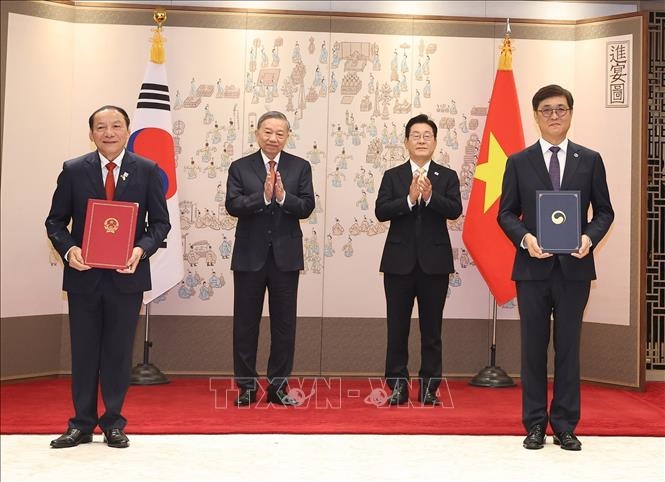 Tổng Bí thư Tô Lâm và Tổng thống Hàn Quốc Lee Jae Myung chứng kiến lễ trao các văn kiện hợp tác