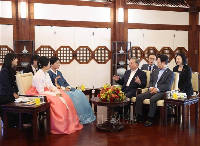 Tổng Bí thư Tô Lâm và phu nhân dự tiệc trà và thưởng thức nghệ thuật truyền thống Hàn Quốc