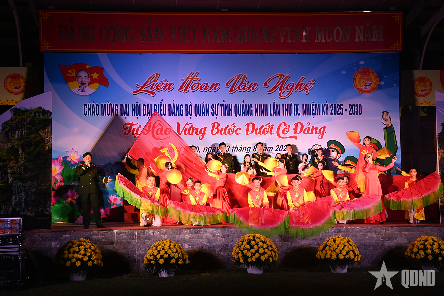 Bộ CHQS tỉnh Quảng Ninh phối hợp tổ chức liên hoan văn nghệ, với chủ đề: “Tự hào vững bước dưới cờ Đảng”