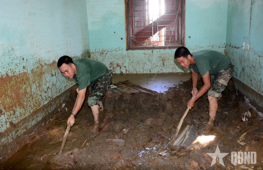 LLVT Quân khu 4: Nỗ lực khôi phục hạ tầng thiết yếu vùng lũ Nghệ An