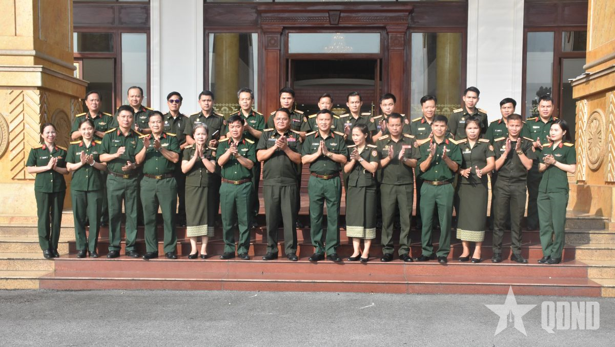 Phó tư lệnh Quân khu 2 tiếp đoàn cán bộ Báo Quân đội nhân dân Lào