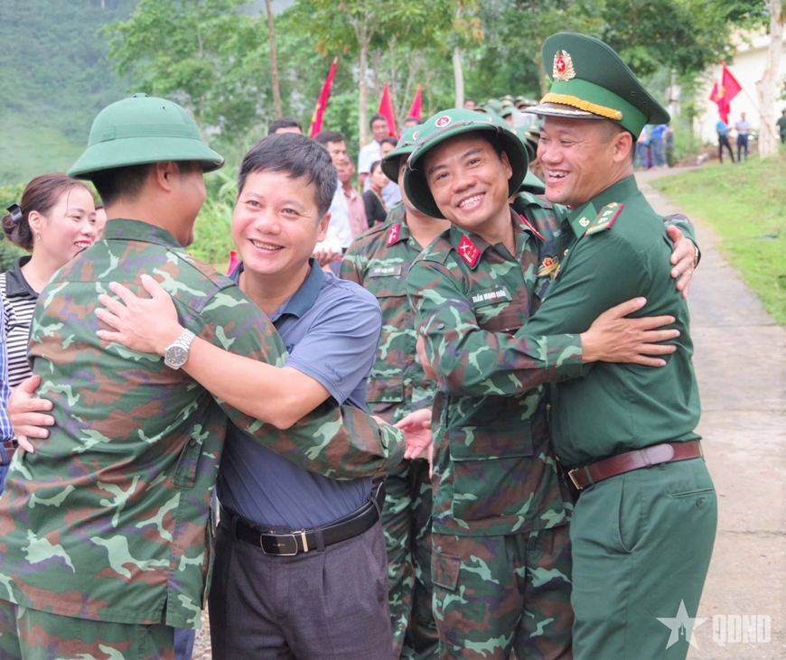 Bộ đội Sư đoàn 324 lưu luyến chia tay đồng bào vùng lũ