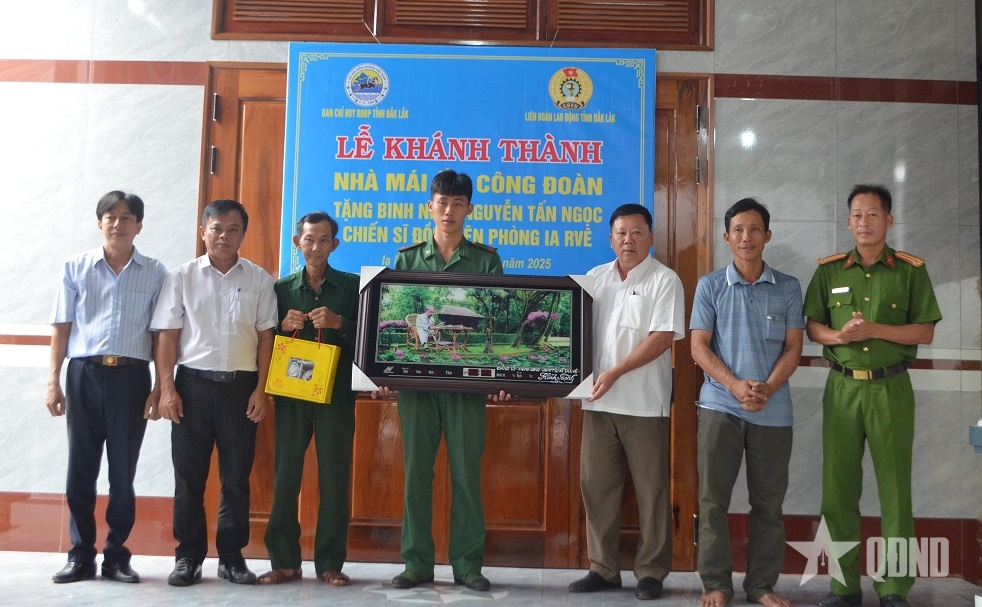Đắk Lắk: Khánh thành “Nhà mái ấm công đoàn” tặng chiến sĩ có hoàn cảnh khó khăn

