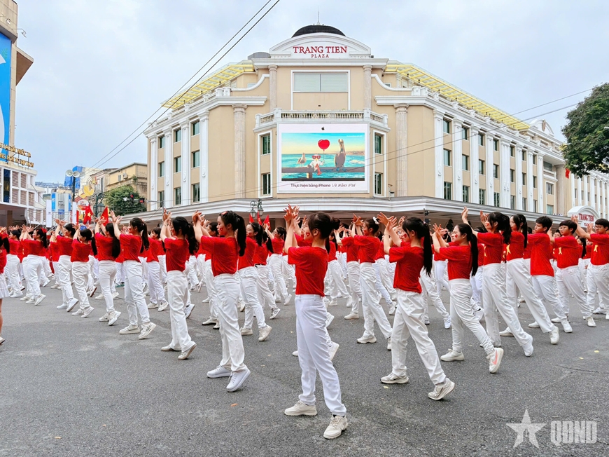 Hơn 800 học sinh đồng diễn tại phố đi bộ Hồ Gươm trong “Ngày hội bình yên”