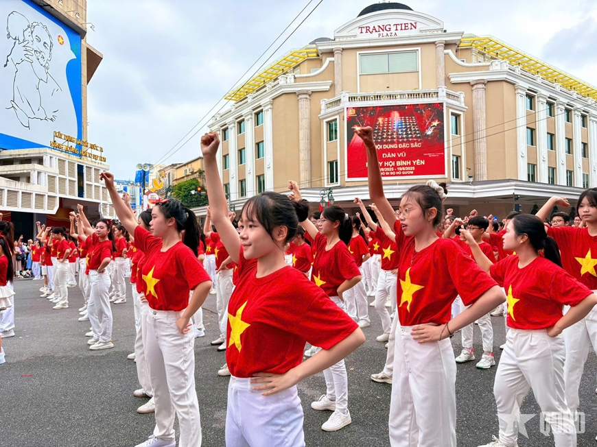 Hơn 800 học sinh đồng diễn tại phố đi bộ Hồ Gươm trong “Ngày hội bình yên”
