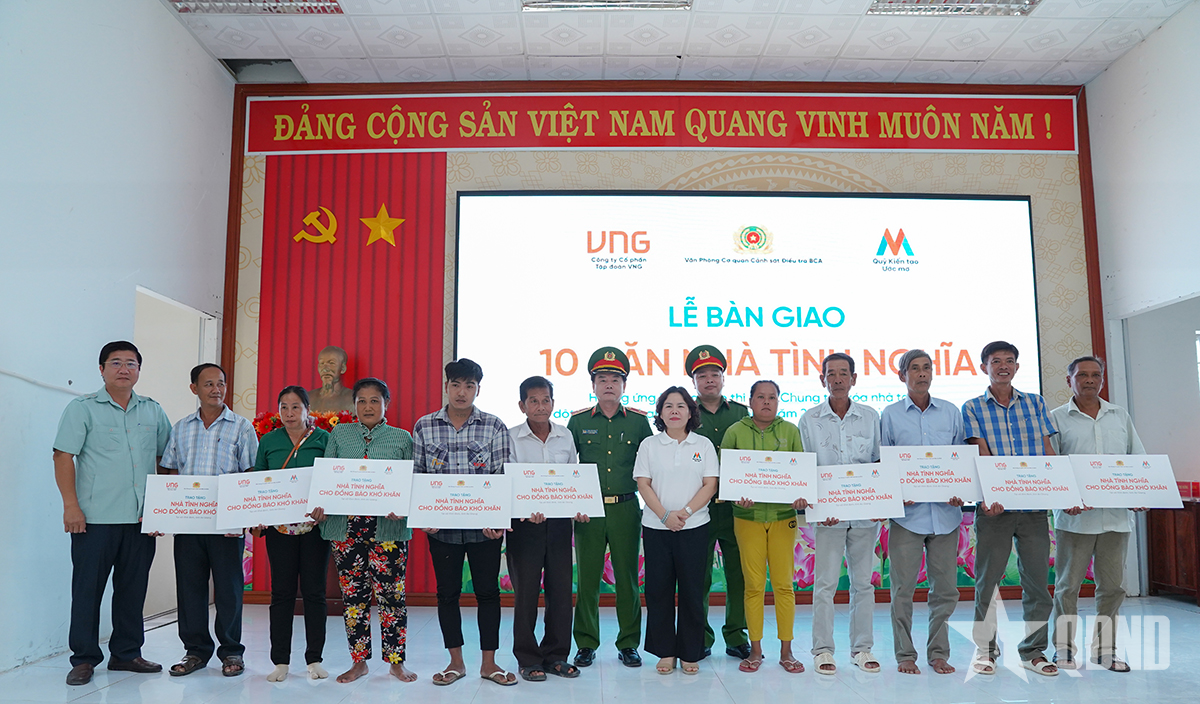 Trao tặng 10 căn nhà ở xã hội tại tỉnh An Giang