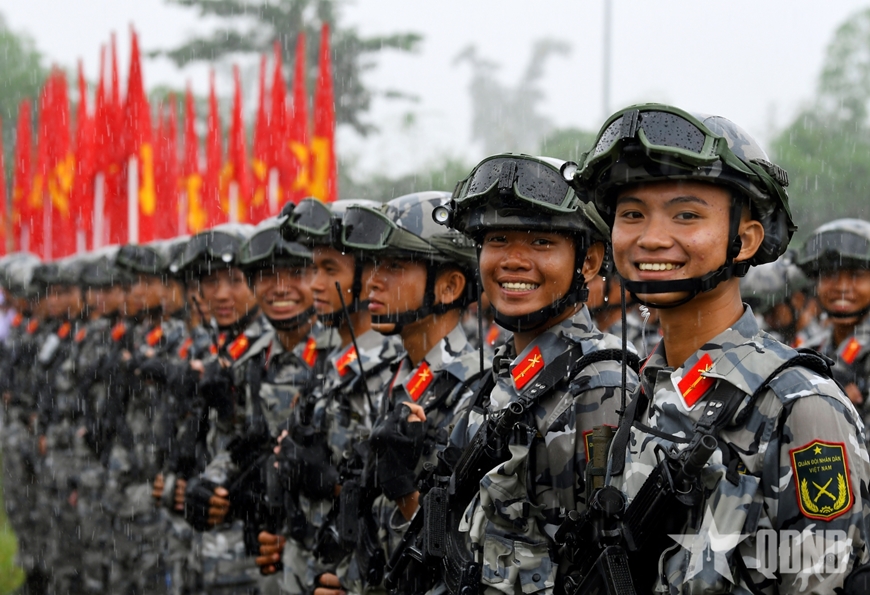 Nét đẹp kiên cường trong mưa của lực lượng tổng hợp luyện diễu binh, diễu hành