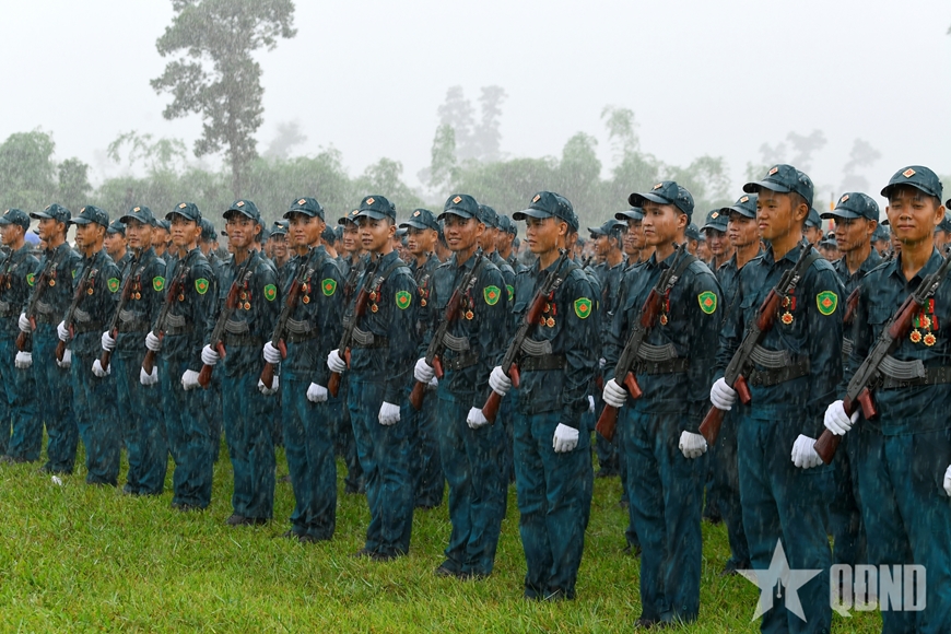 Nét đẹp kiên cường trong mưa của lực lượng tổng hợp luyện diễu binh, diễu hành