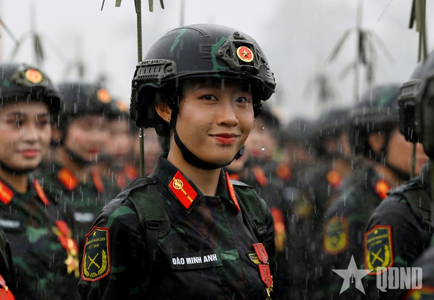 Nét đẹp kiên cường trong mưa của lực lượng tổng hợp luyện diễu binh, diễu hành
