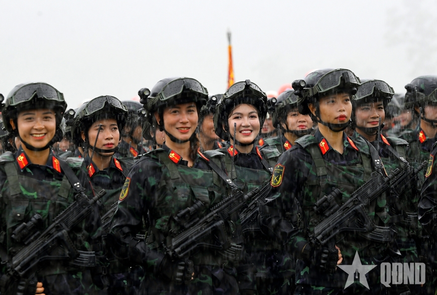 Nét đẹp kiên cường trong mưa của lực lượng tổng hợp luyện diễu binh, diễu hành