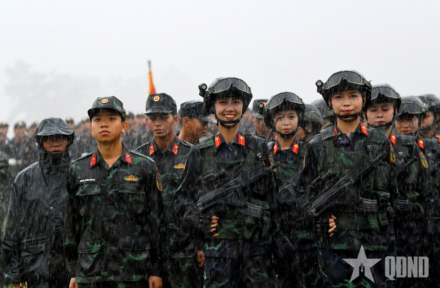 Nét đẹp kiên cường trong mưa của lực lượng tổng hợp luyện diễu binh, diễu hành