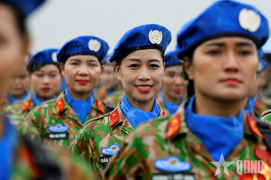 Nét đẹp kiên cường trong mưa của lực lượng tổng hợp luyện diễu binh, diễu hành